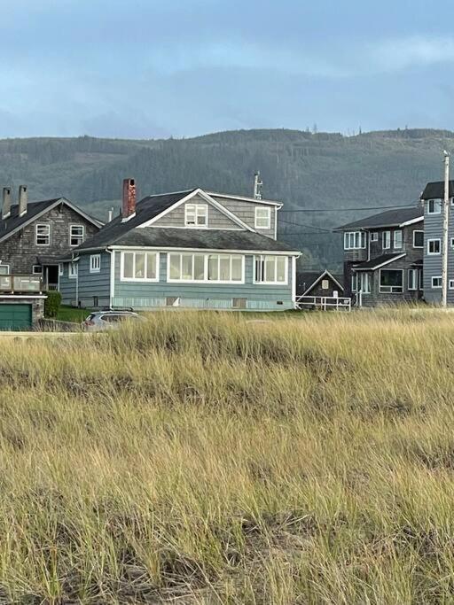 Seaside Beach Front House On The Promenade Villa Exterior photo